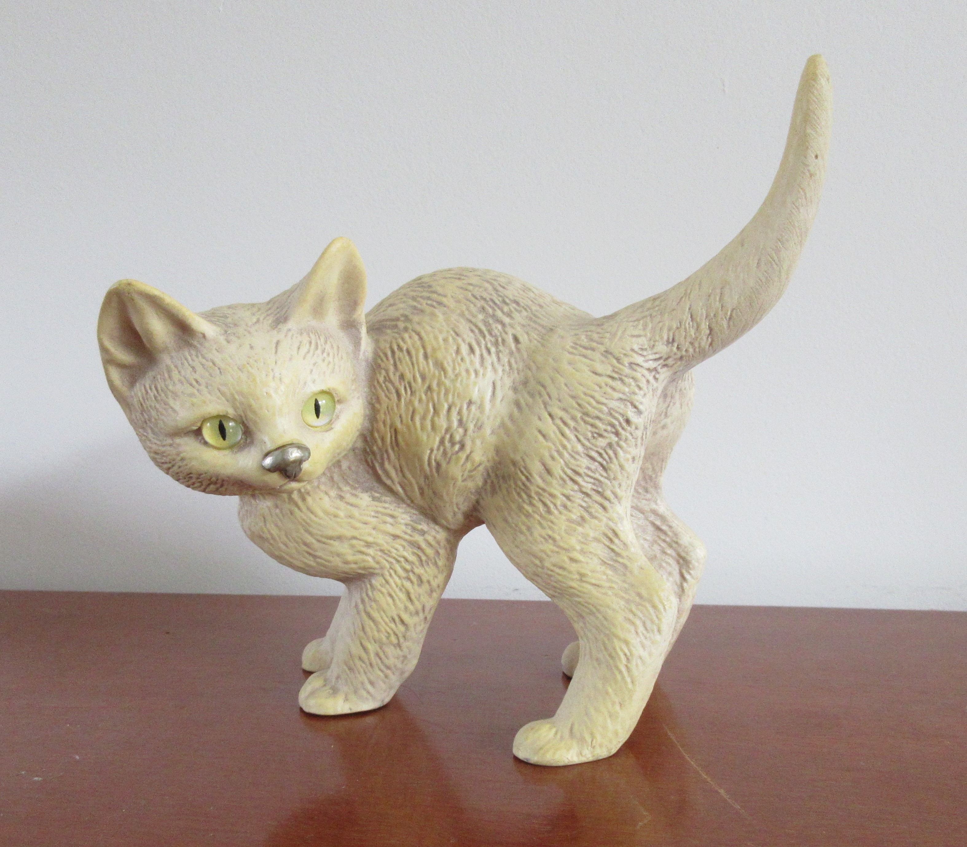 Niet of onleesbaar gesigneerd - Handgemaakte plastiek van een kat - Resin kopen? Bied vanaf 1!