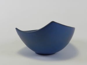 Niet of onleesbaar gesigneerd - Blauwe keramische schaal met hoekige randen kopen? Bied vanaf 1!