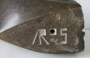 Niet of onleesbaar gesigneerd - Abstract massief natuurstenen sculptuur gesigneerd RS kopen? Bied vanaf 1!
