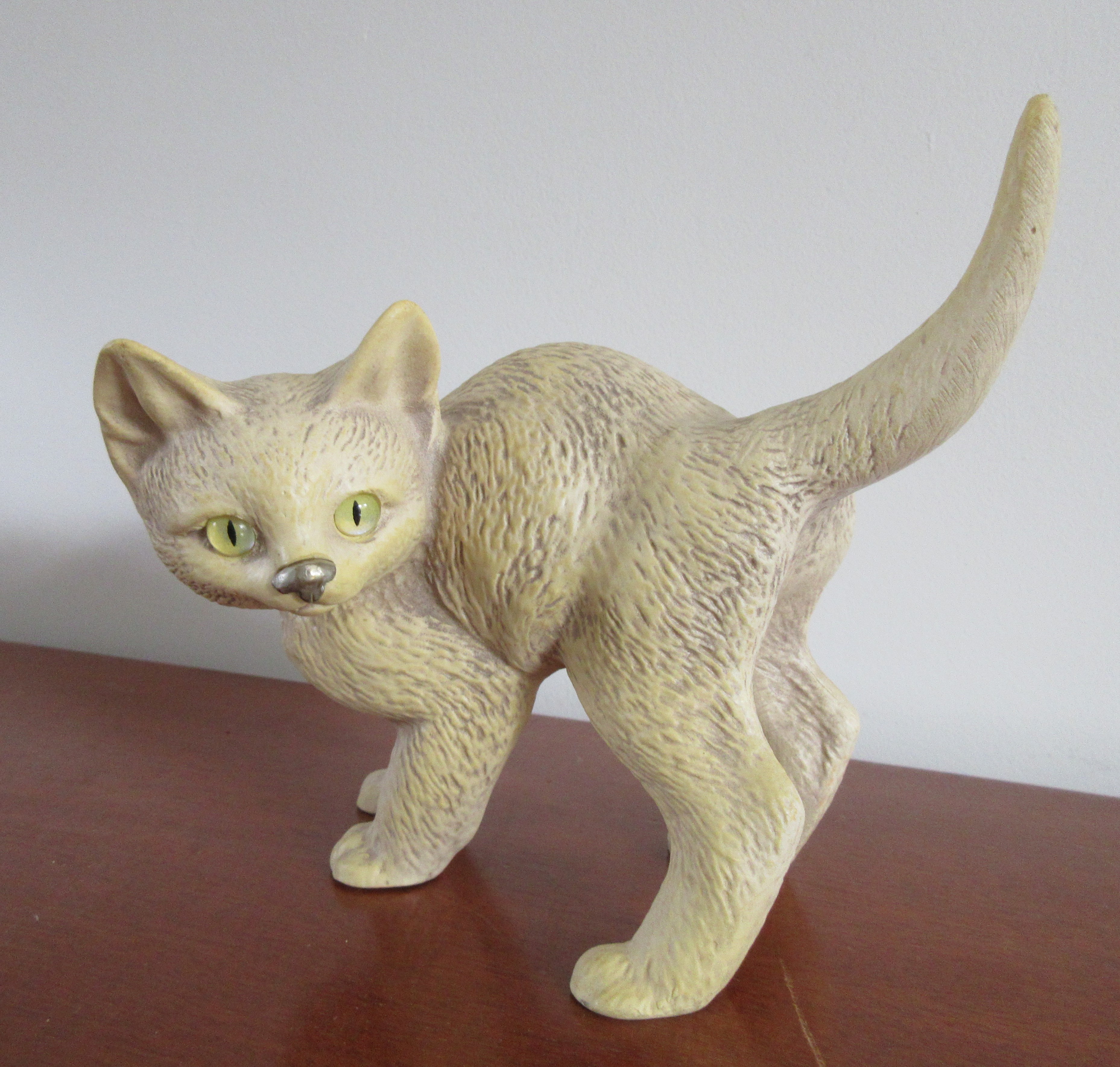 Niet of onleesbaar gesigneerd - Handgemaakte plastiek van een kat - Resin kopen? Bied vanaf 1!