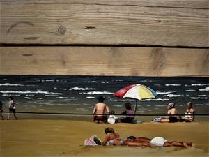 Niet of onleesbaar gesigneerd - Bijzondere op steigerhout geschilderde voorstelling "Zonnigge stranddag" gesign. kopen? Bied vanaf 10!