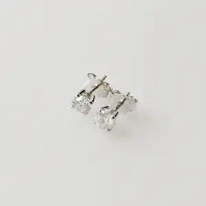 Diamanten oorknopjes kopen? Bied vanaf 850!