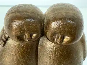 Sarka Radova - Bronzen sculptuur jongen en meisje kopen? Bied vanaf 200!