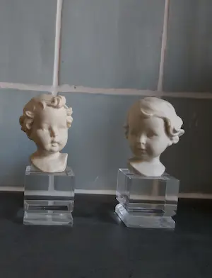 Niet of onleesbaar gesigneerd - 80's vintage figures on perspex base kopen? Bied vanaf 1!