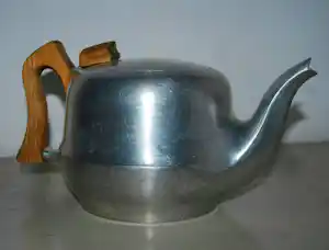 John Gordon Rideout - [naar] - Jean Picquot - theepot van magnalium verkocht voor € 55!