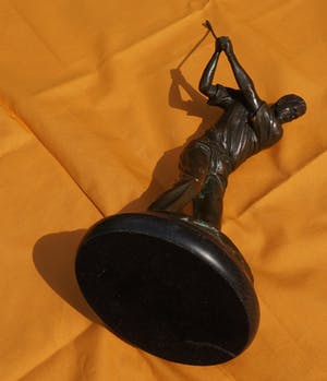 Niet of onleesbaar gesigneerd - Bronzen beeld: golfspeler in full swing!! kopen? Bied vanaf 10!