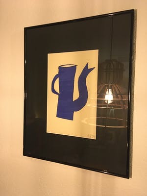 Klaas Gubbels - Mooi ingelijste “Blauwe kan” van Klaas Gubbels kopen? Bied vanaf 195!