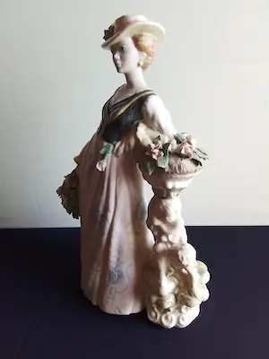 Niet of onleesbaar gesigneerd - Fraai beeld van bloemen meister in Spaans porselein kopen? Bied vanaf 1!