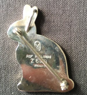 1e gehalte Zilver - broche in de vorm van een haas met inlegwerk, gesigneerd Milliron, USA kopen? Bied vanaf 25!