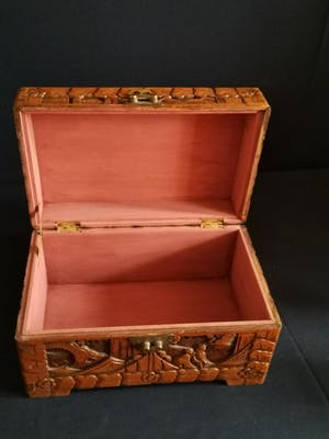 Curiosa - Antiek handgesneden houten kistje kopen? Bied vanaf 1!