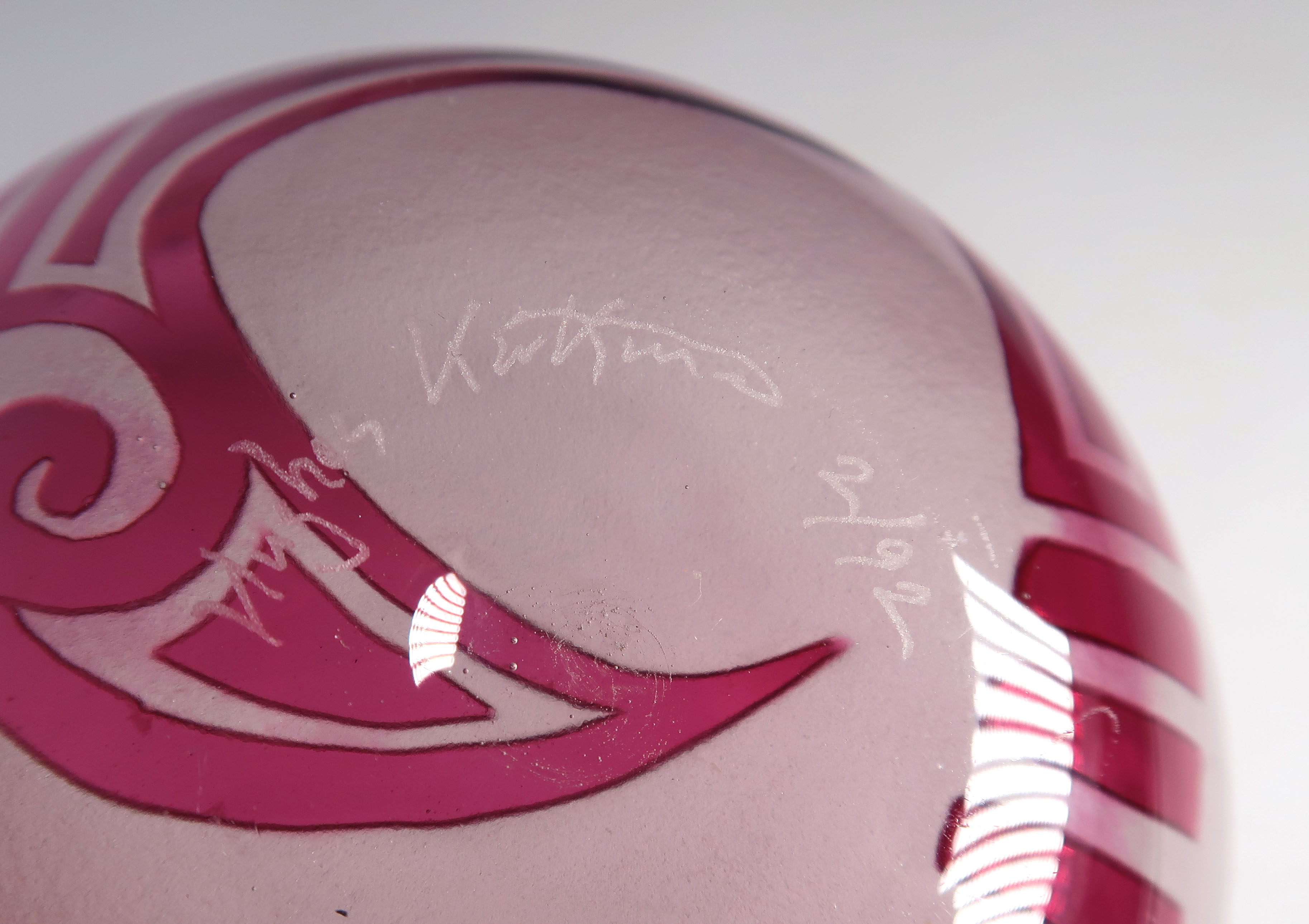 Niet of onleesbaar gesigneerd - Glas, Roze schaal met geometrische patronen kopen? Bied vanaf 1!
