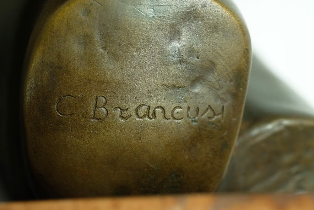 Constantin Brancusi - Bronzen beeld getiteld 'Mademoiselle Pogany II' kopen? Bied vanaf 1900!