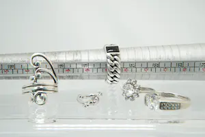 18 - Lot bestaande uit 1e geh. zilver (Buddha2Buddha) ringen en paar oorclips kopen? Bied vanaf 40!