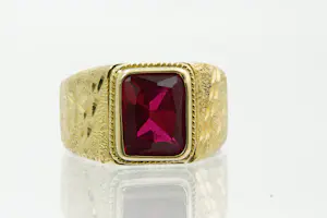 24- Mooi bewerkte 18 krt geel gouden ring met gefacetteerde rode kleursteen kopen? Bied vanaf 480!