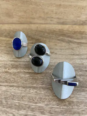 Een Lotje van drie zilveren ringen met kleursteen kopen? Bied vanaf 22!