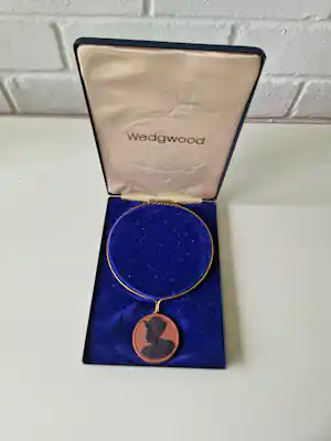 Wedgwood - Wedgwood Egyptische Revival jasperware hanger/halsketting in doos kopen? Bied vanaf 85!