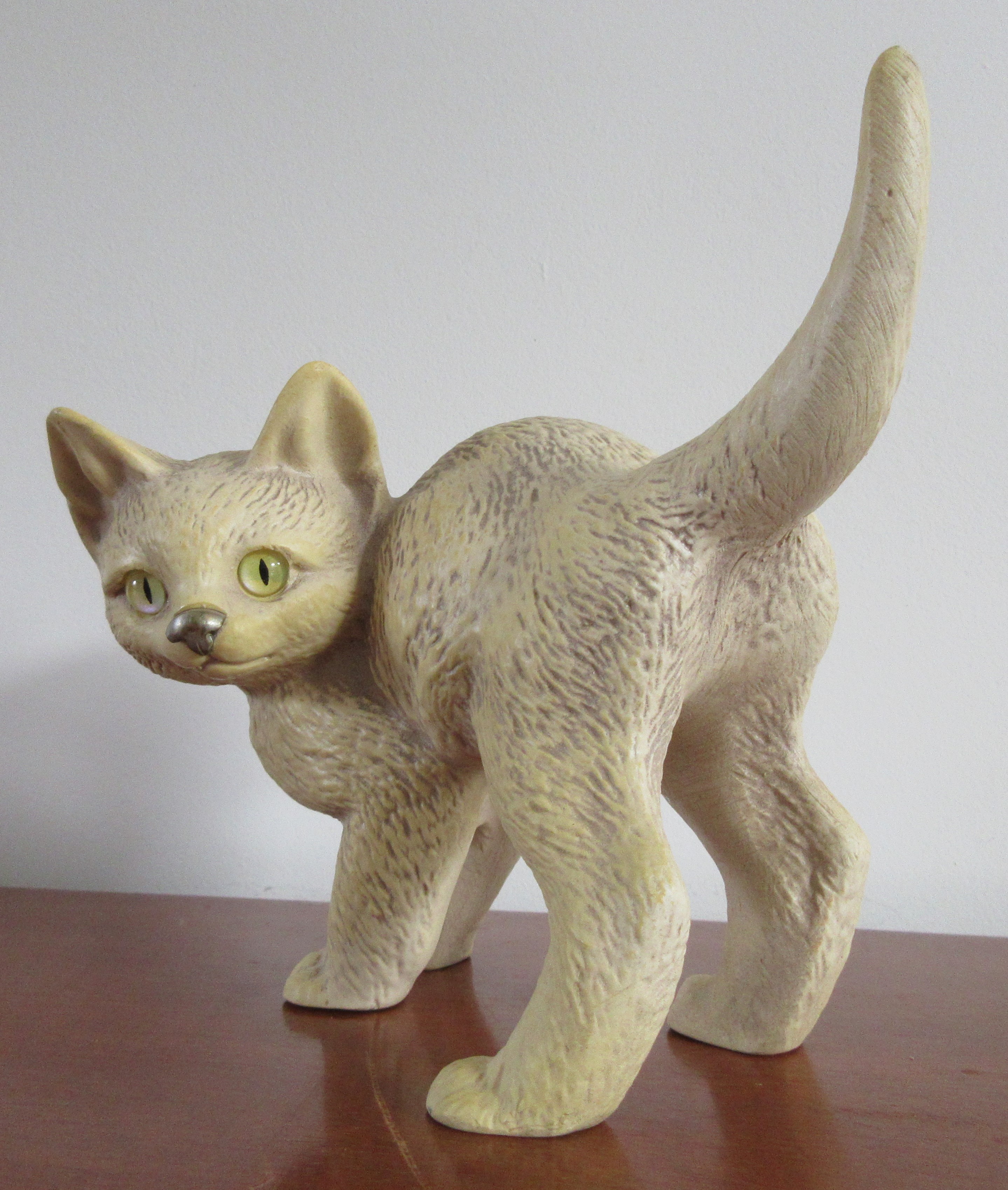 Niet of onleesbaar gesigneerd - Handgemaakte plastiek van een kat - Resin kopen? Bied vanaf 1!