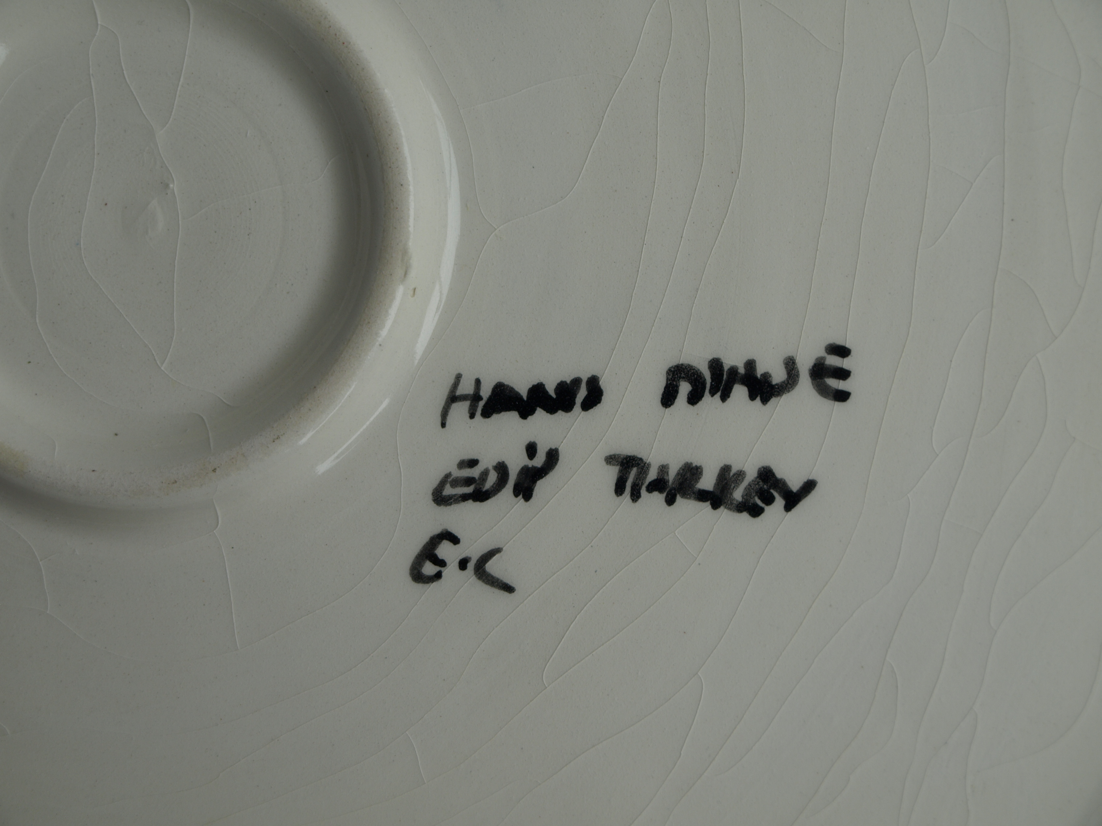 Niet of onleesbaar gesigneerd - Aardewerk, Bord , Fantasiedier met stekels – handgemaakt en gesigneerd  kopen? Bied vanaf 1!