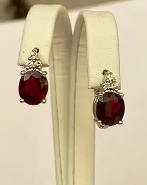 18 Kt witgouden oorbellen met rode robijnen ca 4,00 crt  en diamanten kopen? Bied vanaf 1400!