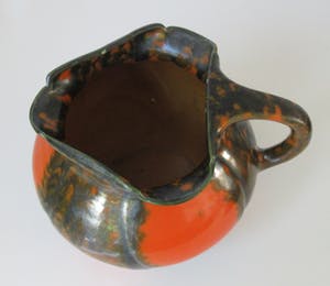 Arnhemsche Fayencefabriek - Twee oranje zwarte art deco vazen - Klaas Vet kopen? Bied vanaf 10!