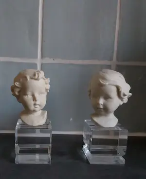 Niet of onleesbaar gesigneerd - 80's vintage figures on perspex base kopen? Bied vanaf 1!