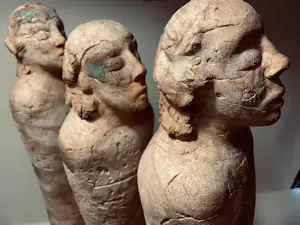 Hubertus Biezemans - drie figuren in rij kopen? Bied vanaf 495!