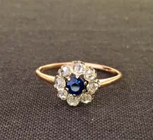 18K Goud - entourage ring met roosdiamant en een saffier verkocht voor € 285!