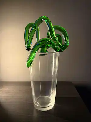 Borek Sipek - Boris Šípek – Design glasobject / vaas met groen sculpturaal element verkocht voor € 75!