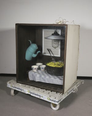 Harry Heyink - Voorstelling in houten box met lamp: De frieteters (naar Vincent van Gogh) (Groot) kopen? Bied vanaf 1!