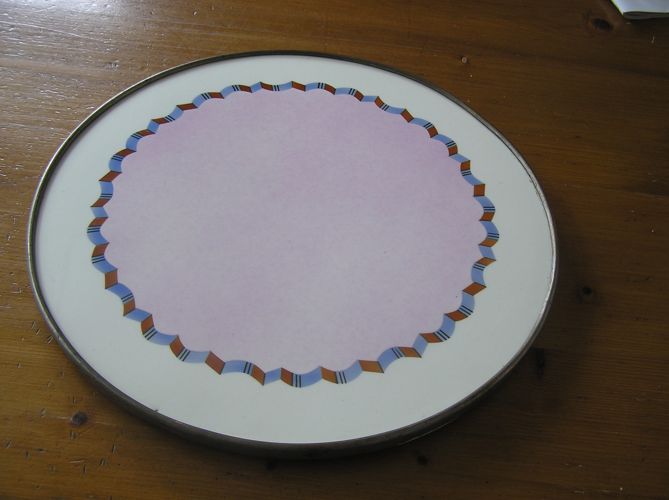 Steengoedfabriek Paetsch -  Bauhaus rond dienblad met geometrisch spuitglazuur decor kopen? Bied vanaf 15!