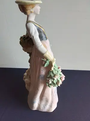 Niet of onleesbaar gesigneerd - Fraai beeld van bloemen meister in Spaans porselein kopen? Bied vanaf 1!
