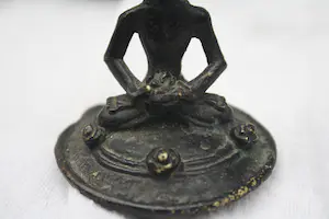 Niet of onleesbaar gesigneerd - Een Oude Bronzen Wierrook Tripod China, late Qing-dynastie (1644-1912). kopen? Bied vanaf 1!