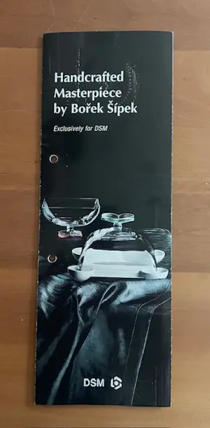 Borek Sipek - Handgemaakte stolp van Boheems kristal met witte porseleinen presenteerschaal kopen? Bied vanaf 115!