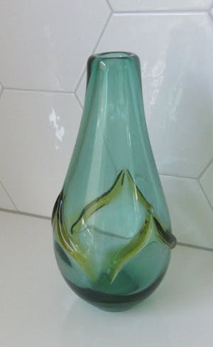 Niet of onleesbaar gesigneerd - Groen en amber dikwandige vintage glazen vaas kopen? Bied vanaf 10!