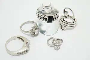 18 - Lot bestaande uit 1e geh. zilver (Buddha2Buddha) ringen en paar oorclips kopen? Bied vanaf 40!