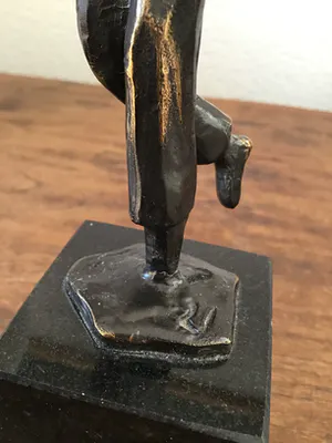 Brons (Onbekend) - Rob Verhoeven, Beeld Man zwaaiend met hoed, Gesigneerd kopen? Bied vanaf 45!