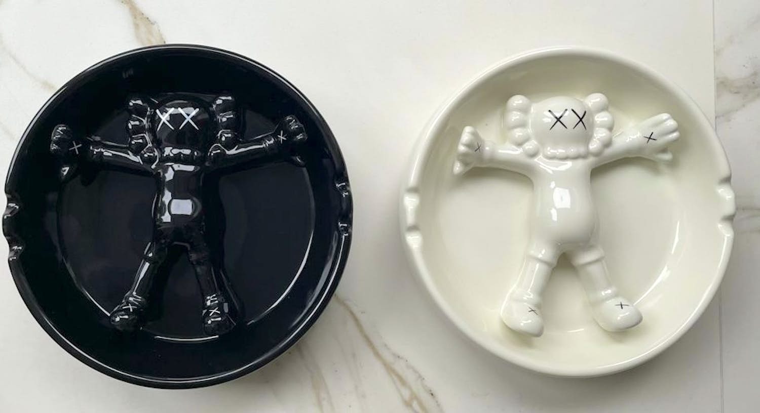 KAWS - Original Fake Ashtray (2X) Verkocht | Kunstveiling.be
