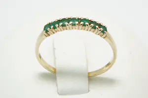 14- Delicate 14Krt gouden rij-ring met 7 facet geslepen groene steentjes kopen? Bied vanaf 60!