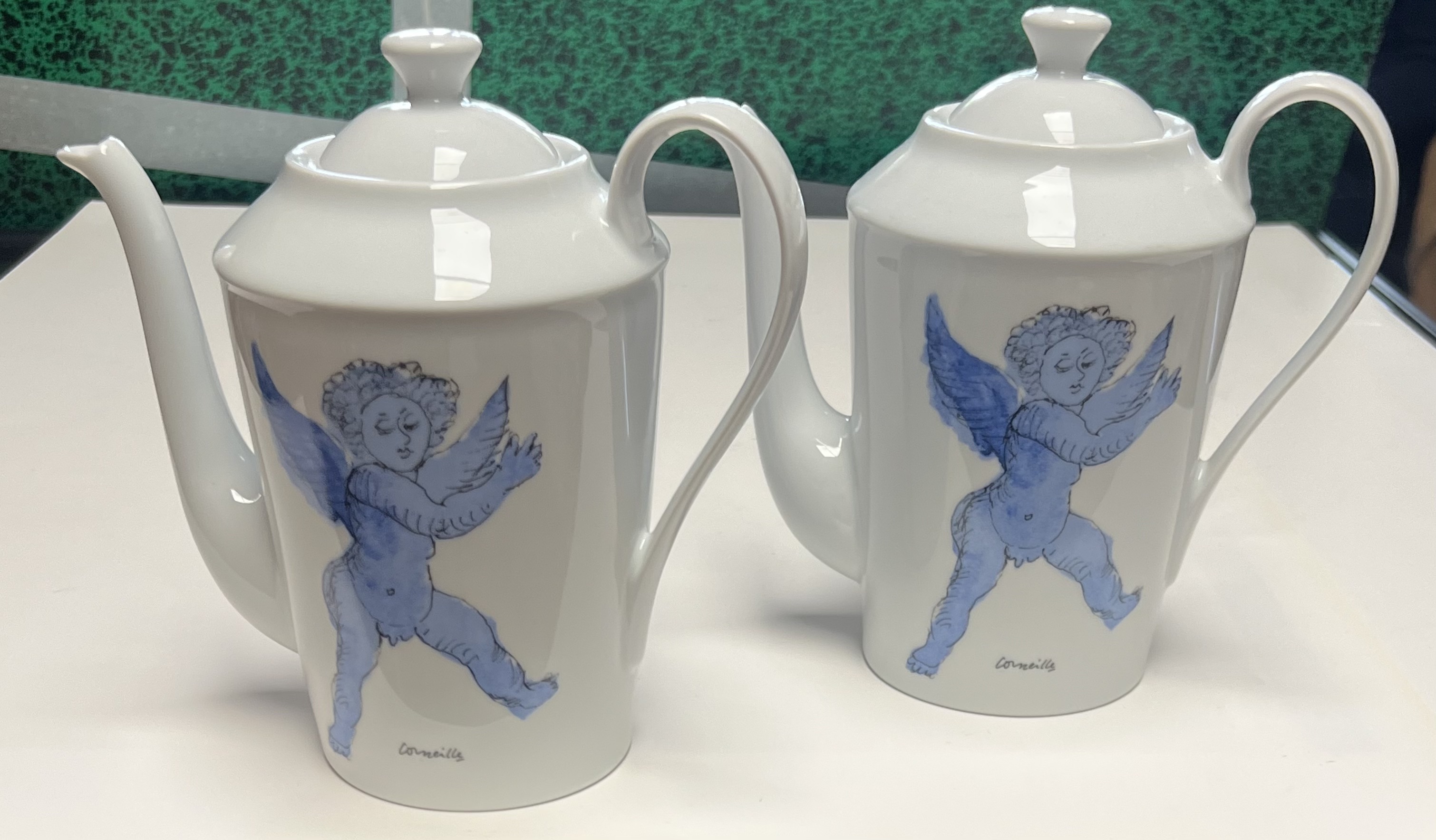 Corneille - Set van twee theepotten ‘De blauwe engel’ naar Rubens, Antwerpen, 2002. Limoges kopen? Bied vanaf 70!