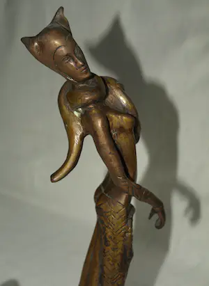 Brons (Onbekend) - Bronzen beeld , Vrouw – in Art Deco stijl – hoogte 38 cm. kopen? Bied vanaf 1!