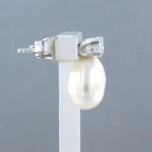18k wit gouden oorknoppen met parel en briljant geslepen diamant kopen? Bied vanaf 280!