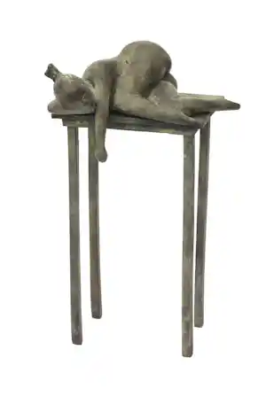 Evert den Hartog - Tweedelig gepatineerd bronzen sculptuur: vrouwelijk liggend naakt op hoge tafel verkocht voor € 599!