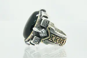 55- Bijzondere  zilveren, 9 kt en metalen "gothic" ring met zwarte steen kopen? Bied vanaf 30!