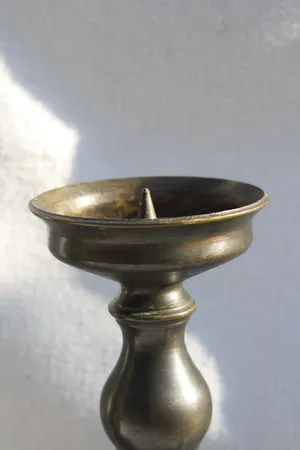 Niet of onleesbaar gesigneerd - Twee Fraaie Oude Bronzen Pen Kandelaars kopen? Bied vanaf 1!