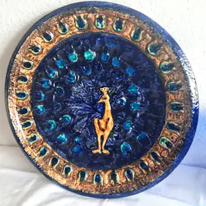 West Germany Ceramano - Wandteller Keramik mit Pfauenmotiv Mid-Century 1960er Jahre Größe 44 cm kopen? Bied vanaf 95!