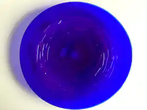 Jan Beranek - Cobalt blauwe glazen schaal met lucht slierten verkocht voor € 75!