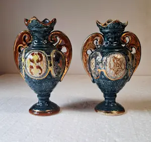 Keramiek overige - 2 vaasjes merk Romano. Dit is een antieke majolica kopen? Bied vanaf 20!