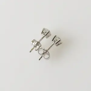 Diamanten oorknopjes kopen? Bied vanaf 850!