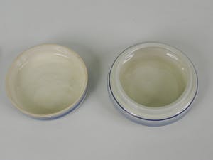 Niet of onleesbaar gesigneerd - Delfts blauw bakje / schaaltje / potje met deksel kopen? Bied vanaf 1!