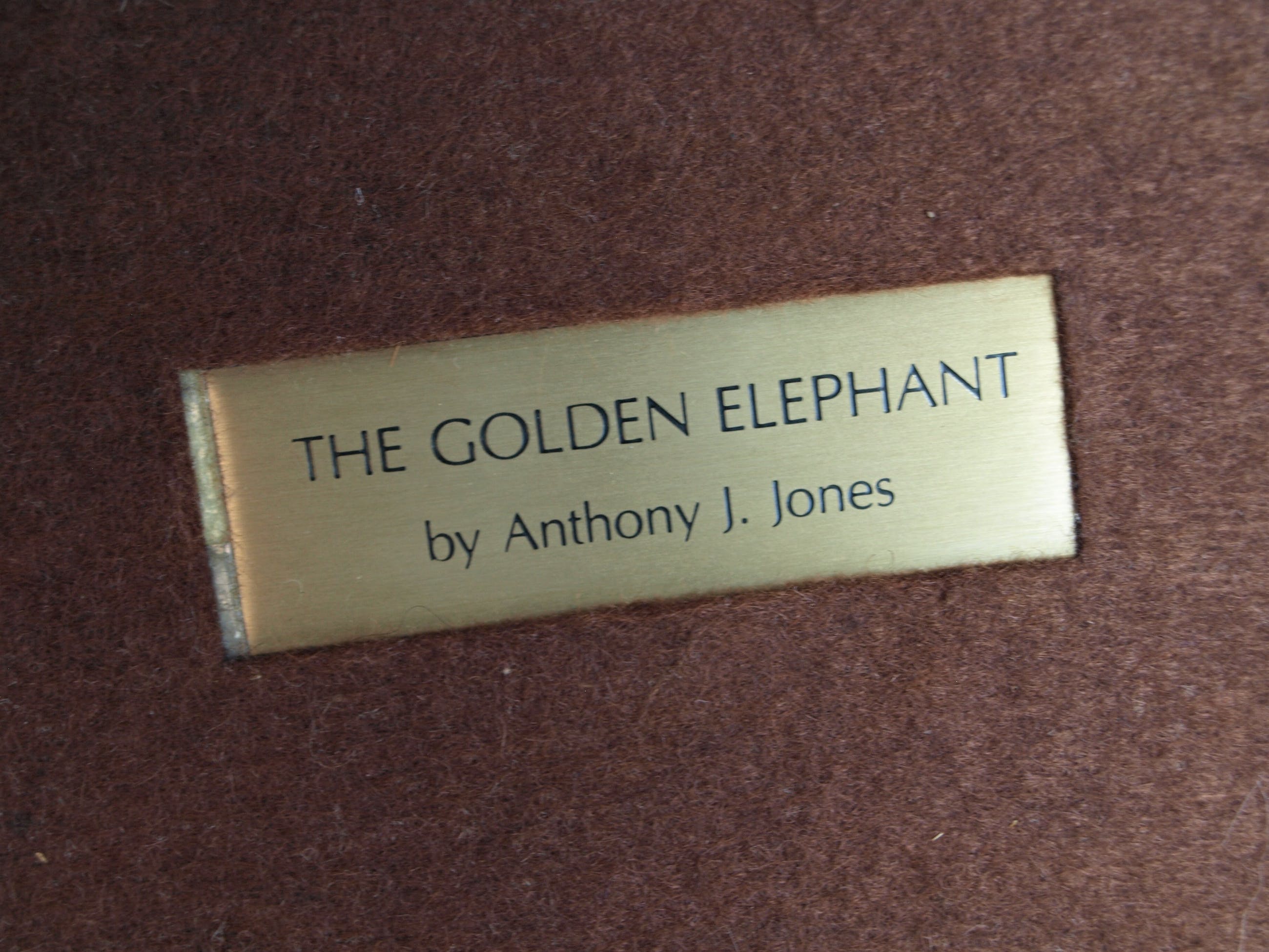 Anthony J. Jones - Bronzen beeld , The Golden Elephant – op houten